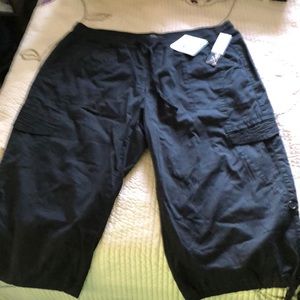 Plus Size 20W Supplies black capris NWT